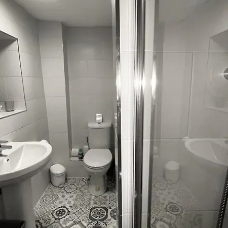 On High Street Great For Couples Families Contractors Welcome 펜션