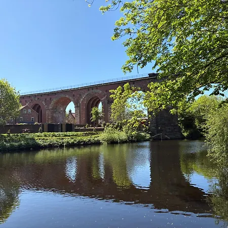 High Street Great For Couples Families And Friends Holiday home